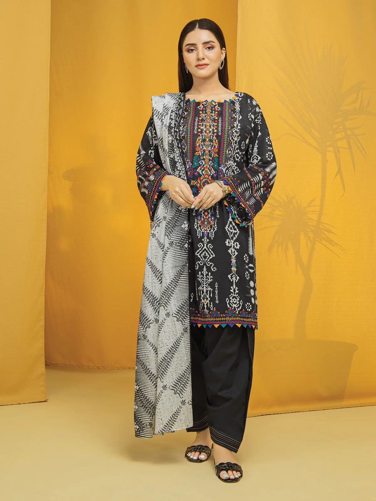 Embroidered Lawn Suit - EWU22V1-23650