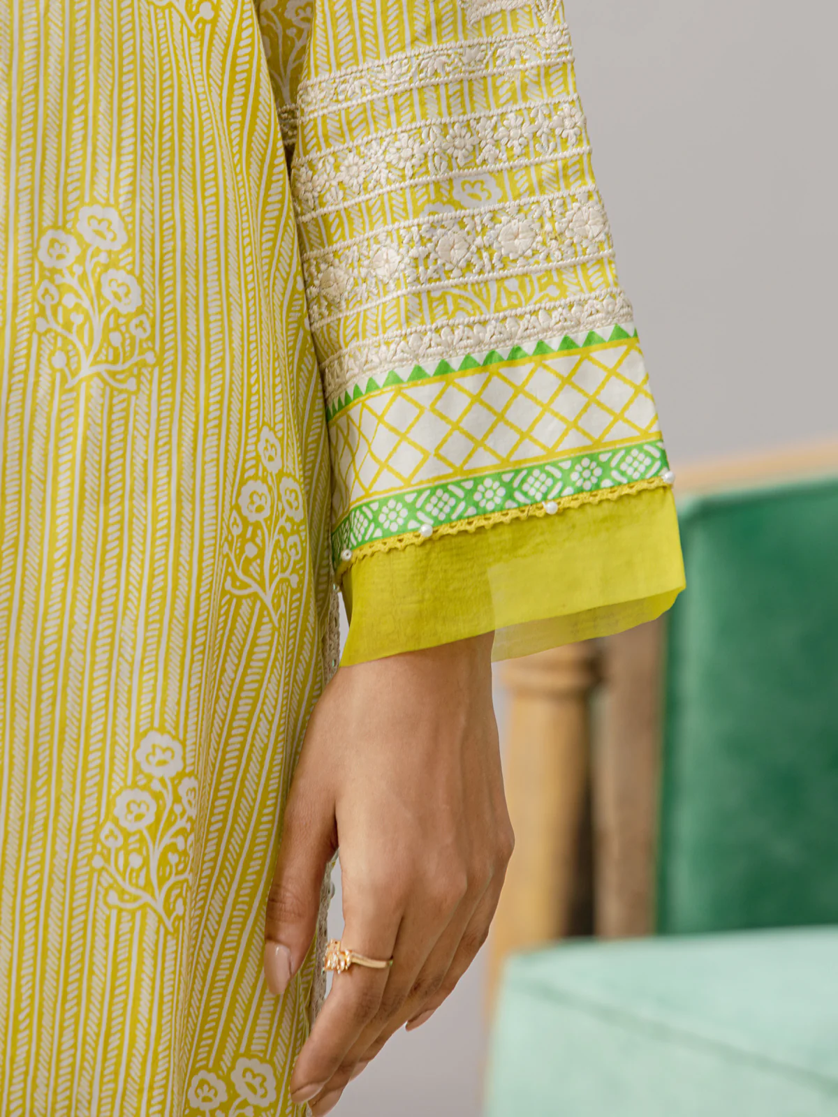 Embroidered Lawn Suit - EWU22V1-26510 - Image 4