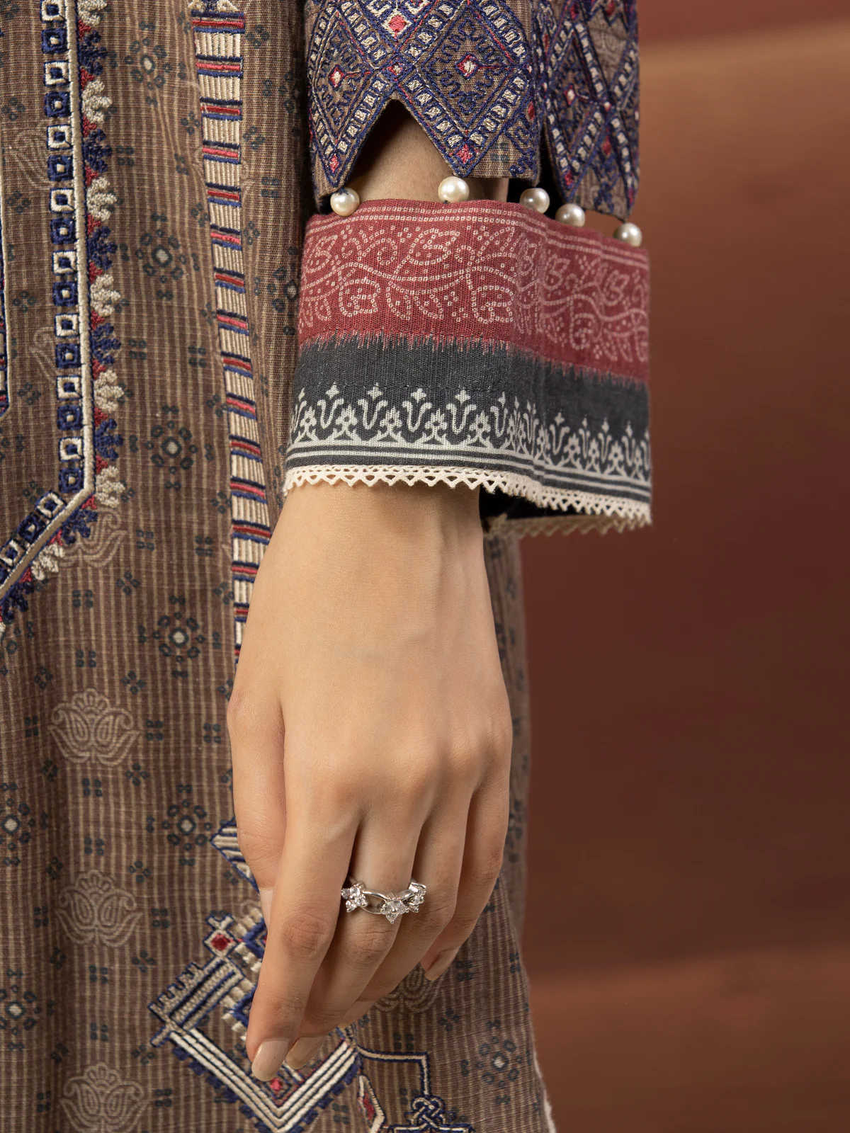Embroidered Crepe Suit - EWU22V10-25017 - Image 4
