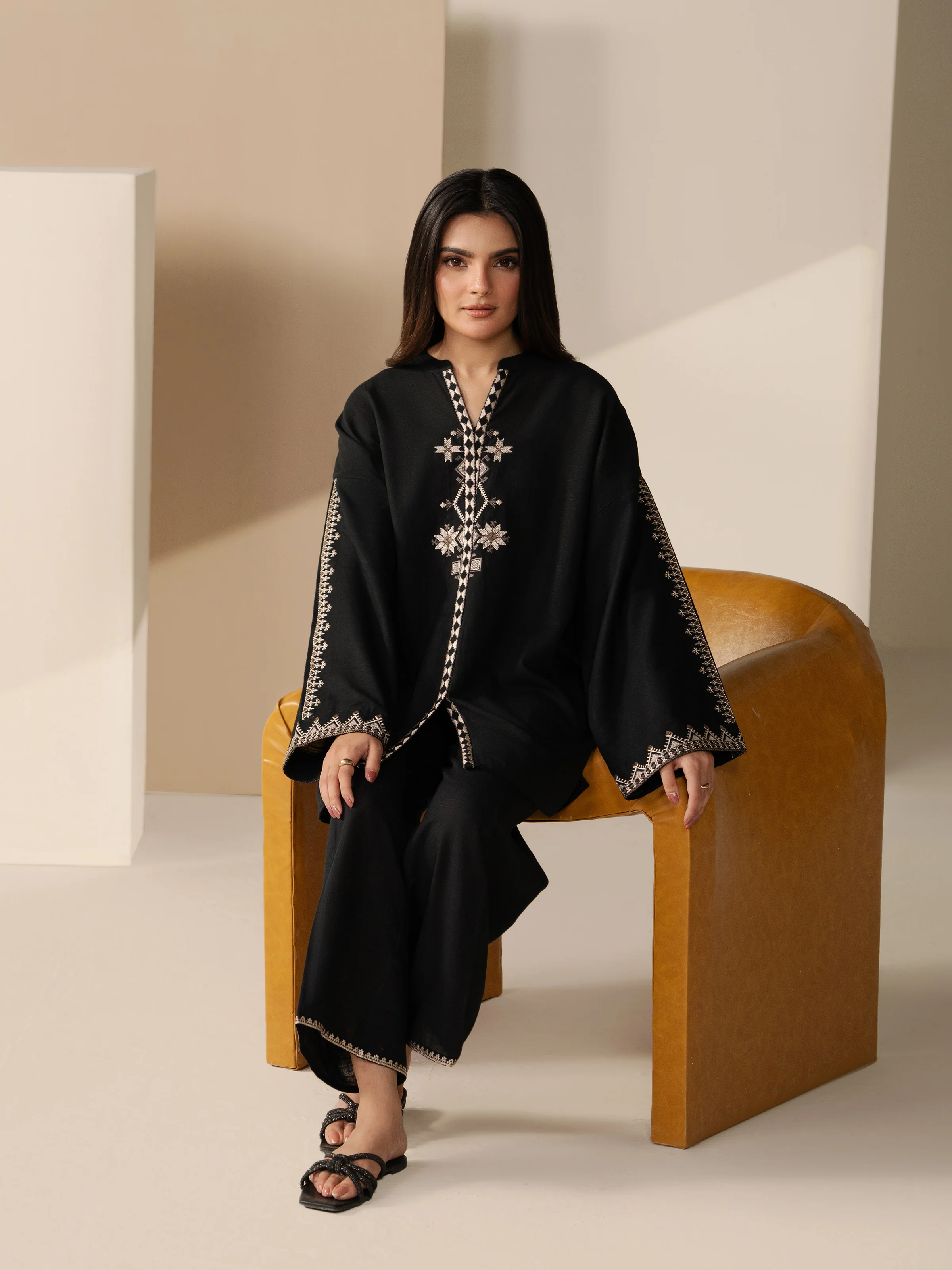 Embroidered Khaddar Co-Ord Set - EWTKED5-84010ST - Image 2