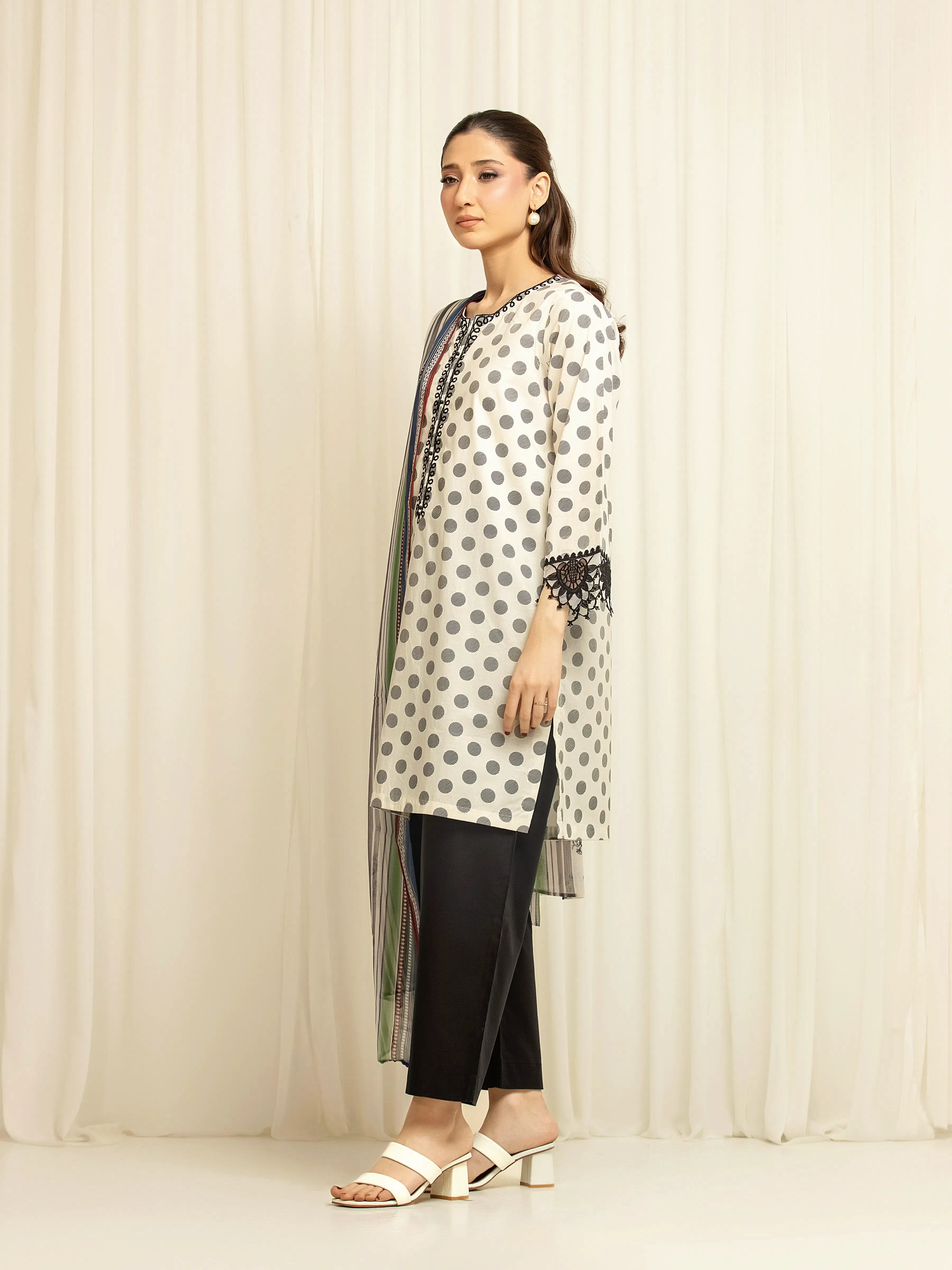 Embroidered Cambric Suit - EWTKE5-85001-3P - Image 5