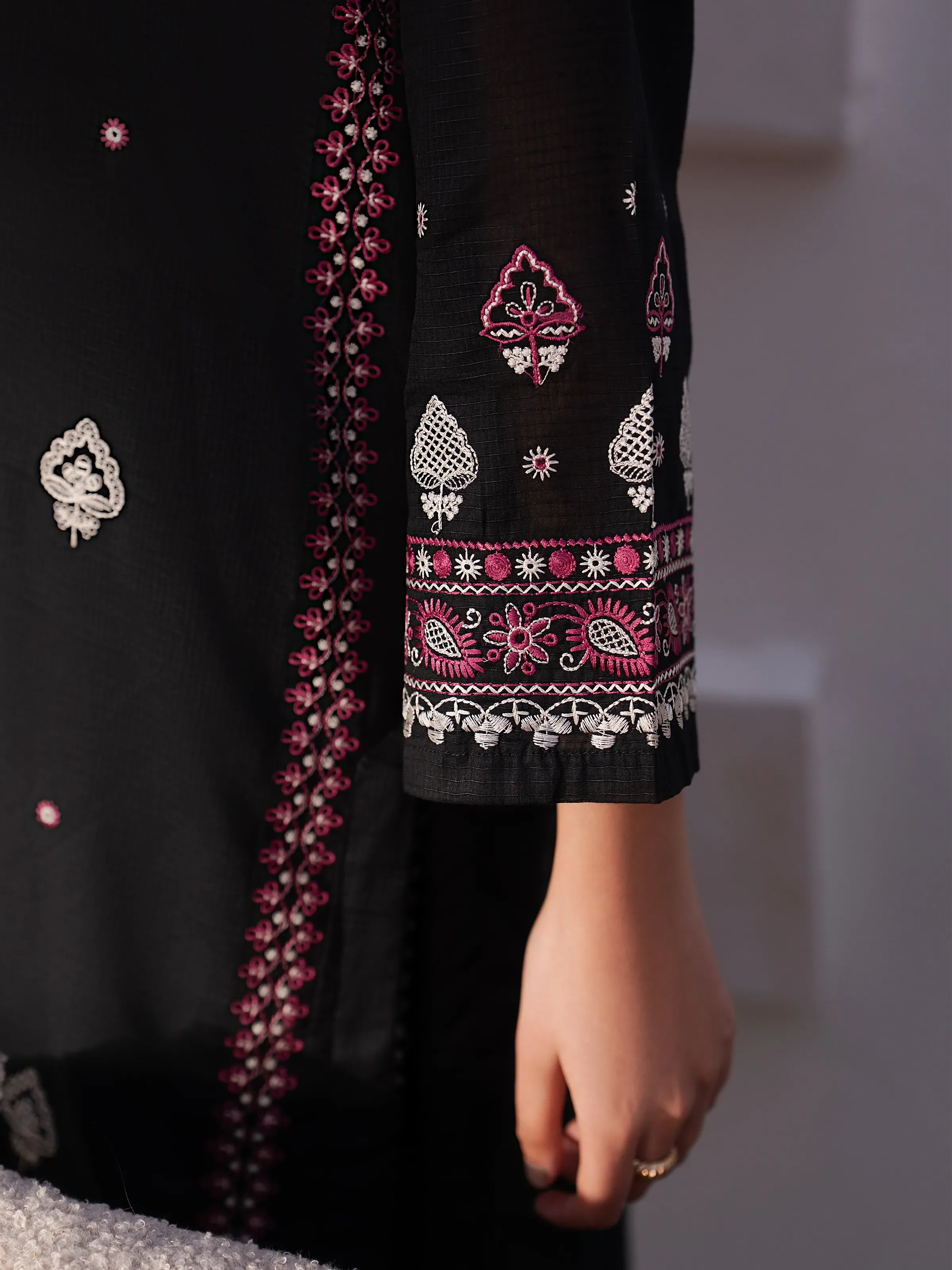 Embroidered Slub Lawn Suit - EWTKED5-82404-3P - Image 4