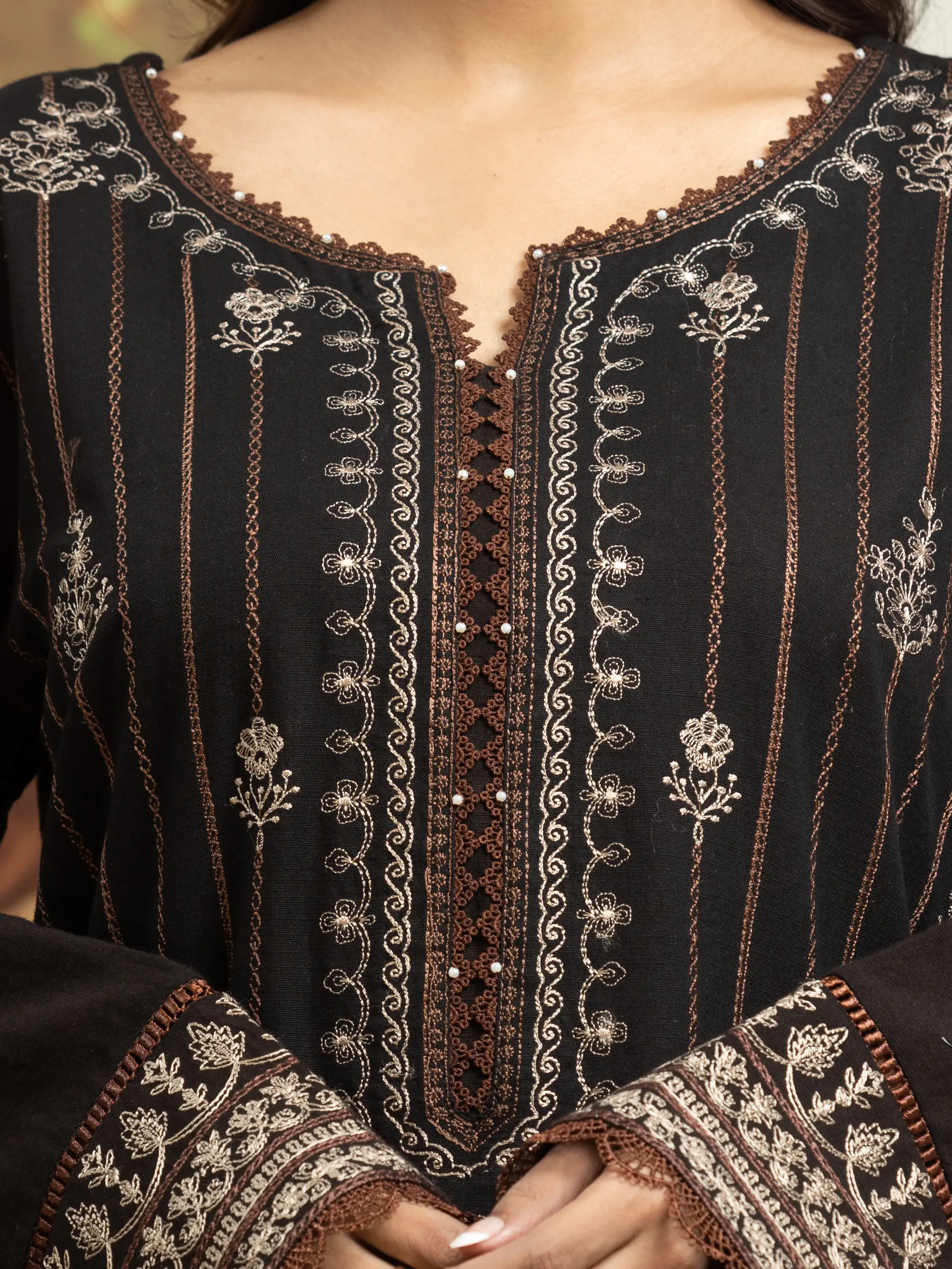 Embroidered Khaddar Suit - EWU24V12-30207-3P - Image 4