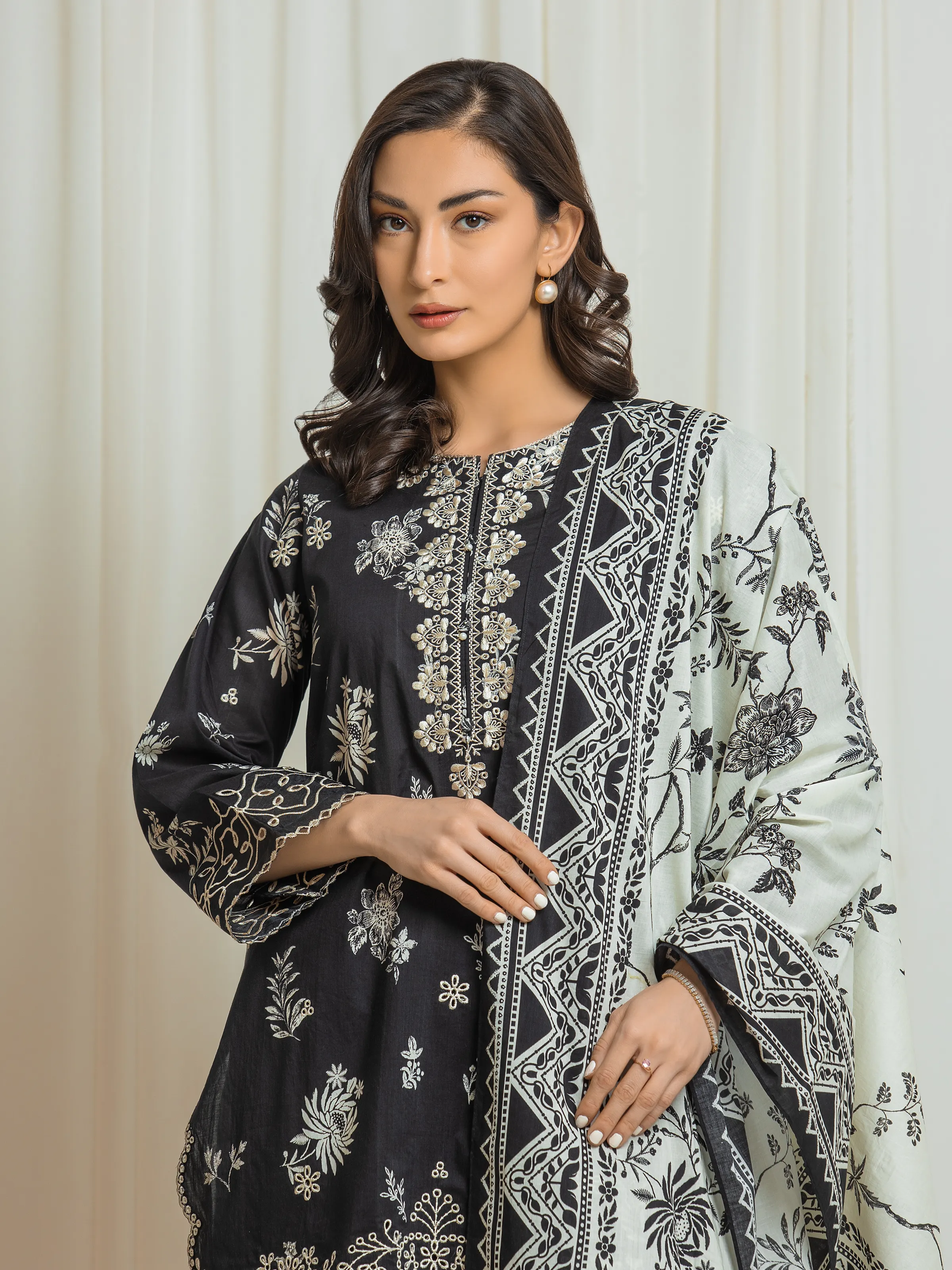 Embroidered Lawn Suit - EWU6V1-33014-3P - Image 2