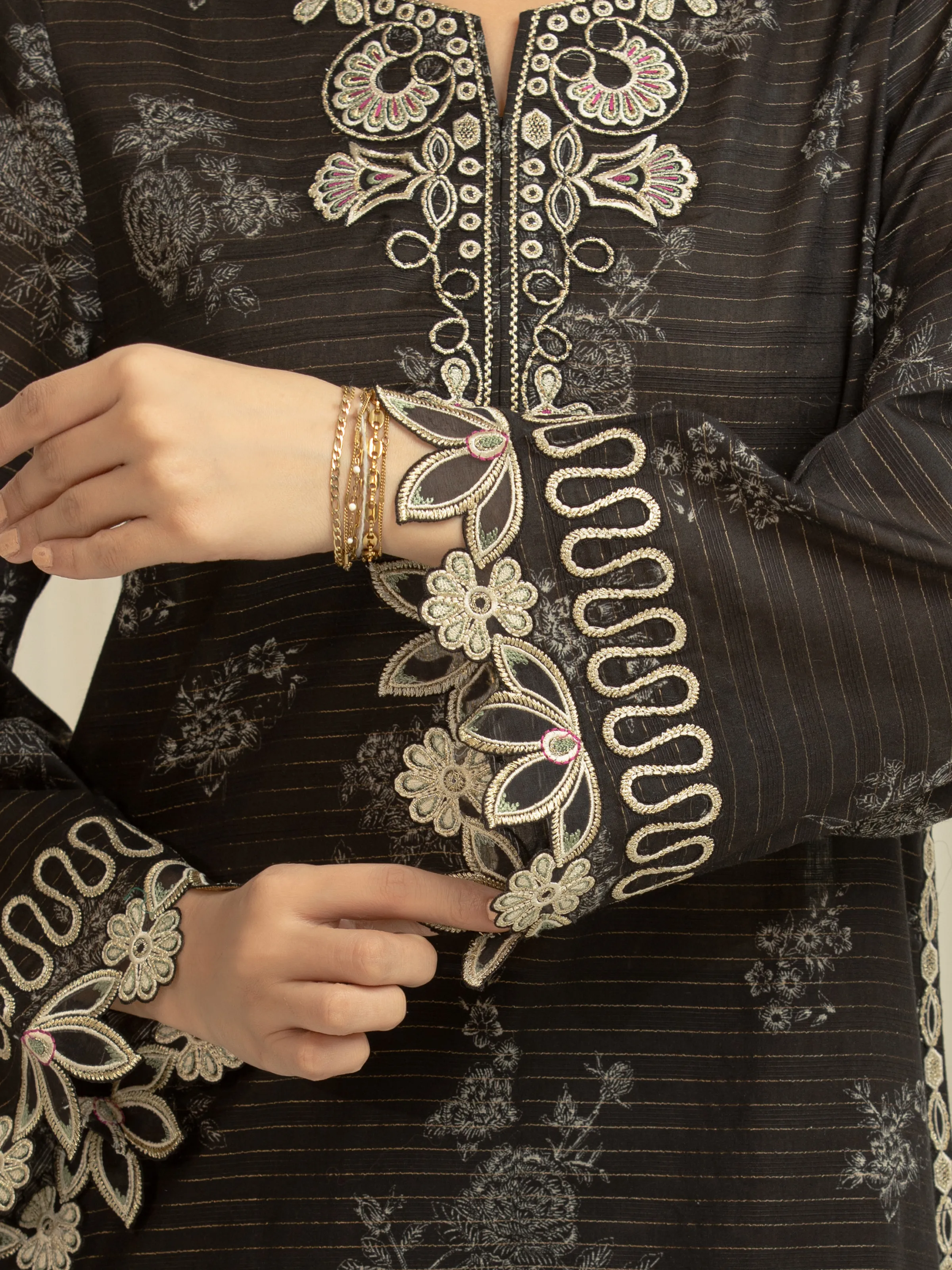 Embroidered Lawn Suit - EWU6V23-33401-3P - Image 3