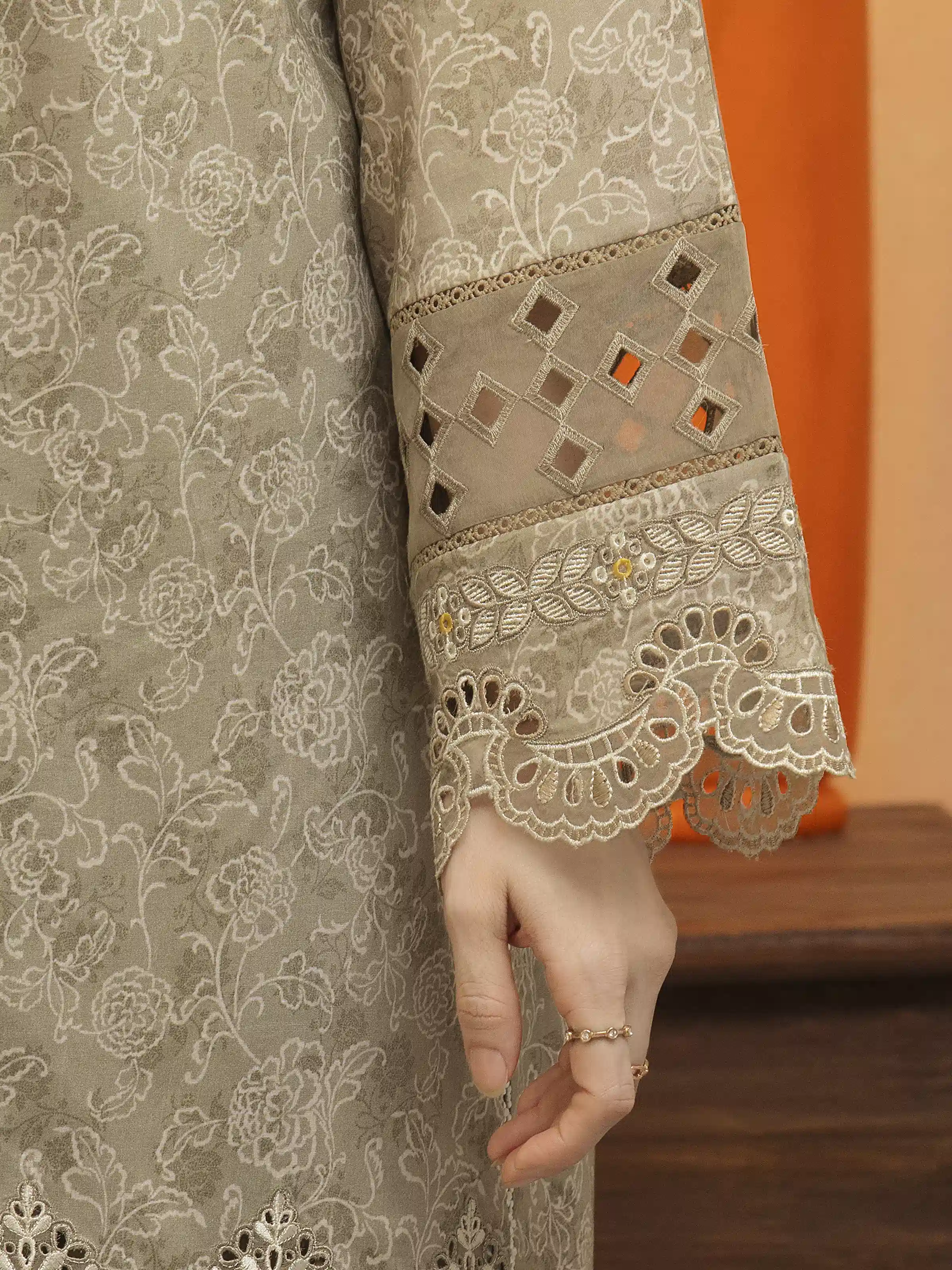 Embroidered Lawn Suit - EWU5V1-31411-3P - Image 4