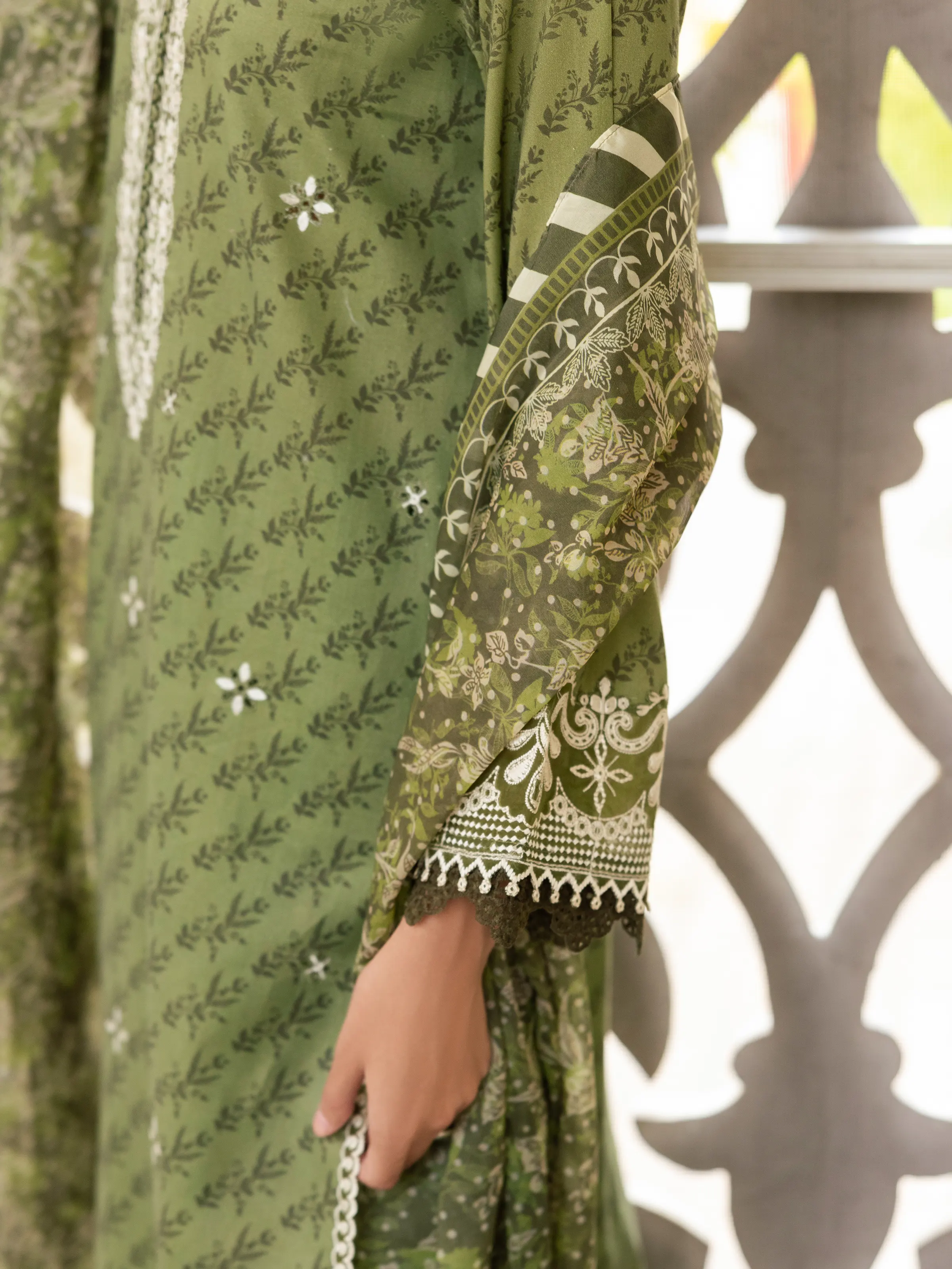 Embroidered Lawn Suit - EWU5V1-31419-3P - Image 4